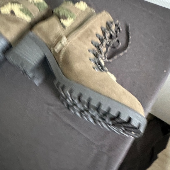 Madden Girl Hayess  Faux-Fur Lugg Sole Hiker Bootie boots Women’s Size 8 - Picture 4 of 9